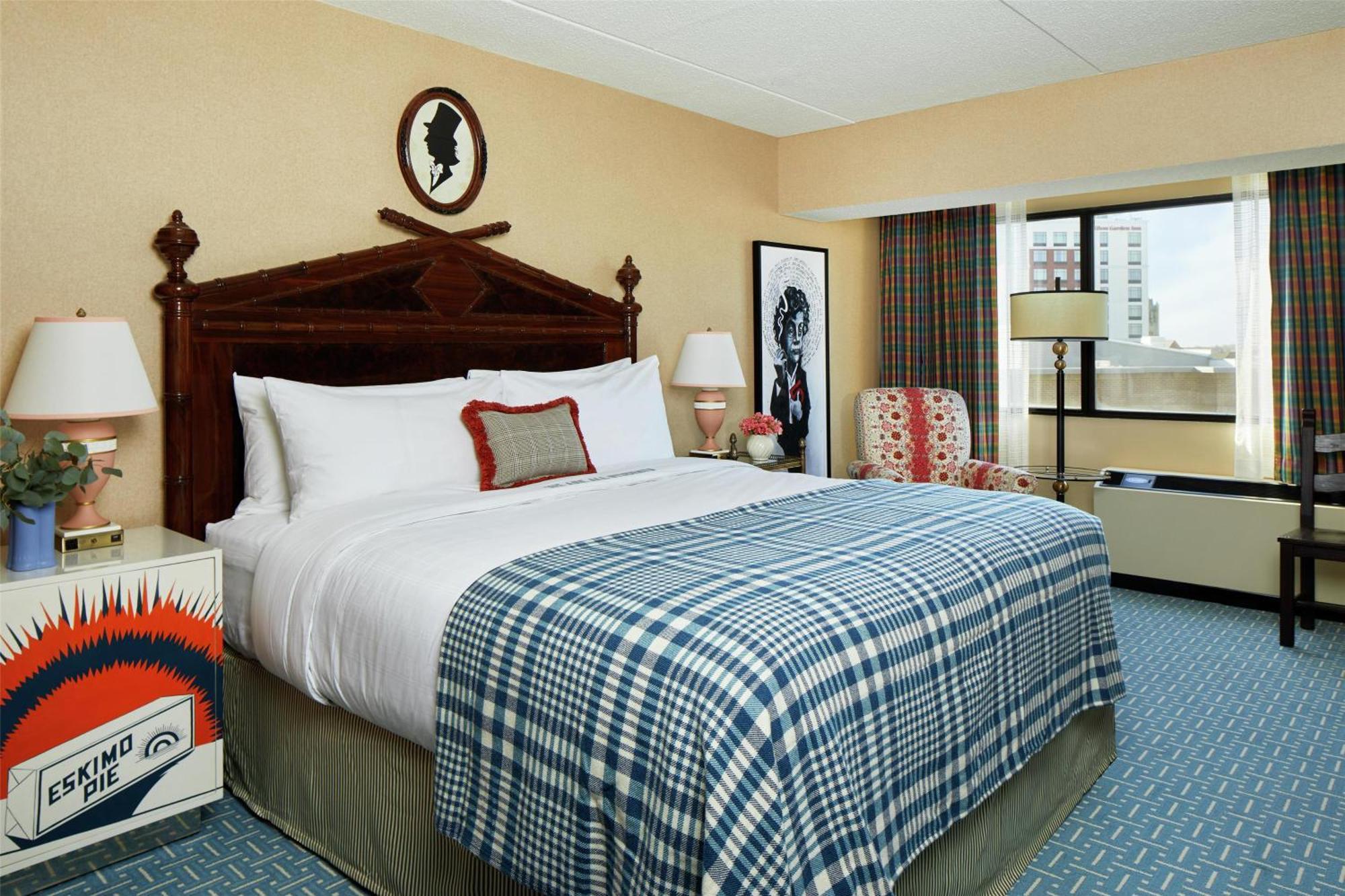 Graduate King Room with Roll-In Shower - Mobility Accessible,1616422114:JPEG
